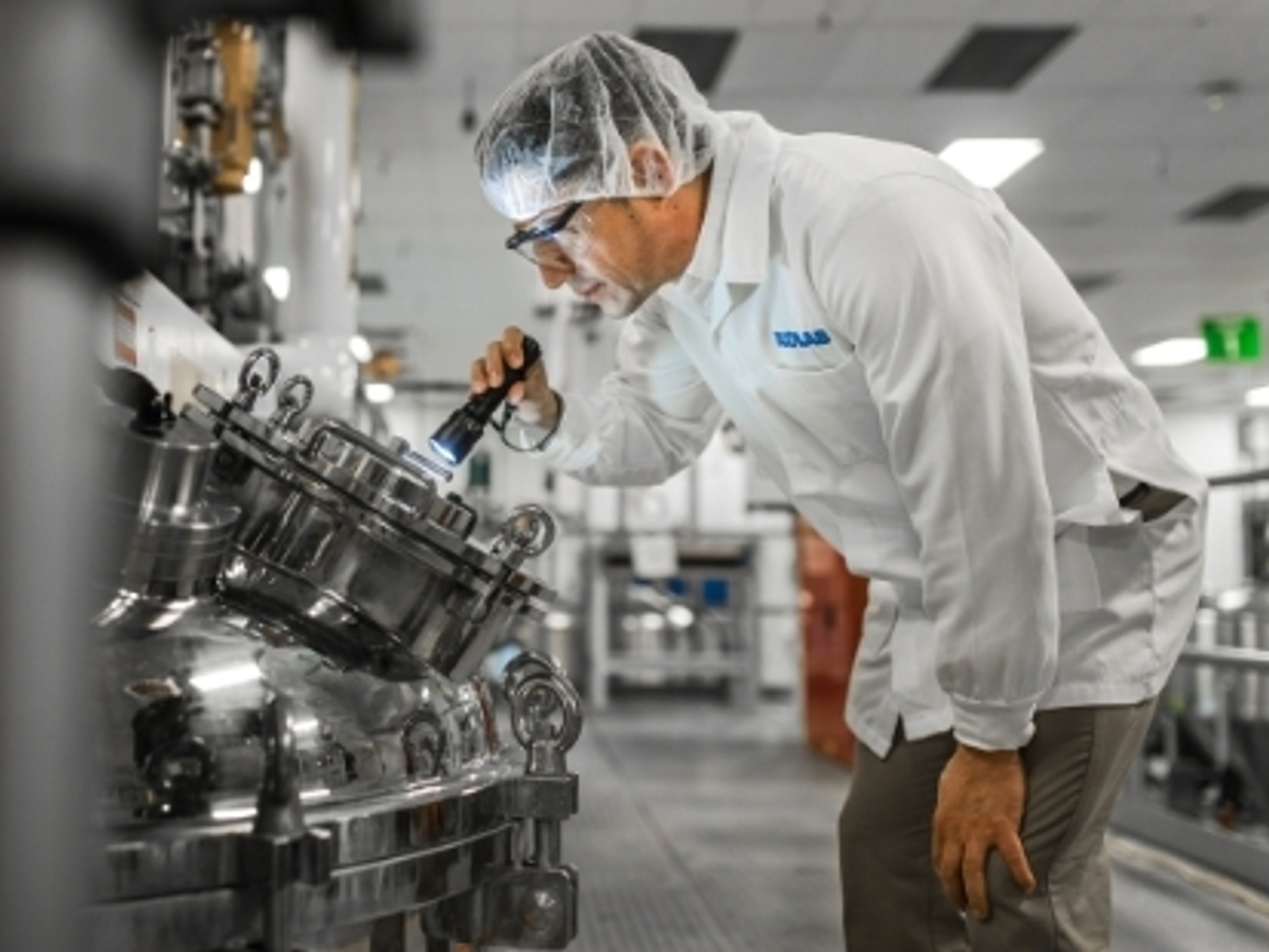 Especialista da Ecolab inspecionando equipamento industrial