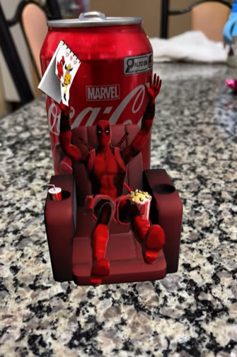 Experiência Marvel em realidade aumentada sobre uma lata de Coca-Cola